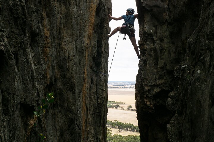 Avventura di arrampicata su roccia e discesa in corda doppia a Dyurrite / Monte Arapiles