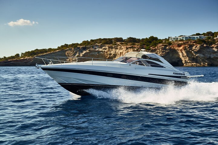 Location de yacht privé d'une demi-journée à Saint Tropez sur notre Pershing 45