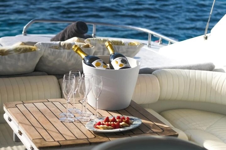 Location de yacht privé d'une demi-journée à Saint Tropez sur notre Pershing 45