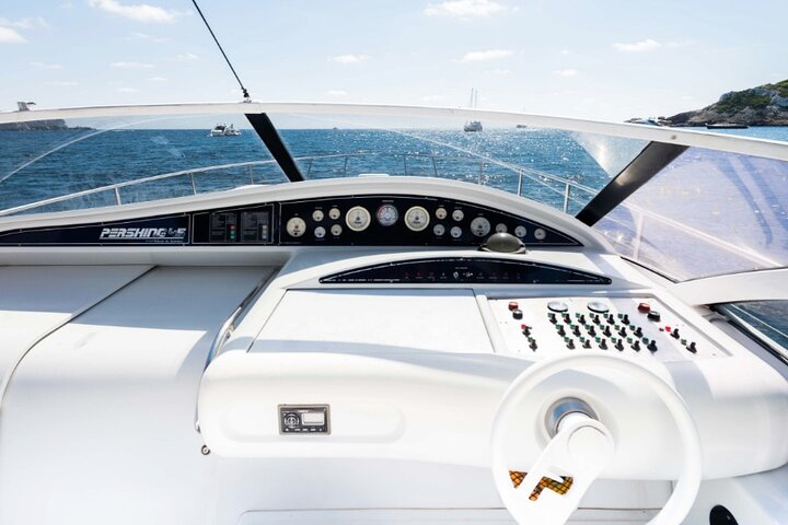Location de yacht privé d'une demi-journée à Saint Tropez sur notre Pershing 45