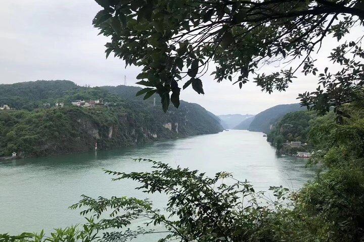 Tour privato di un giorno a Yichang alla grotta Sanyou e alla cascata Sanxia