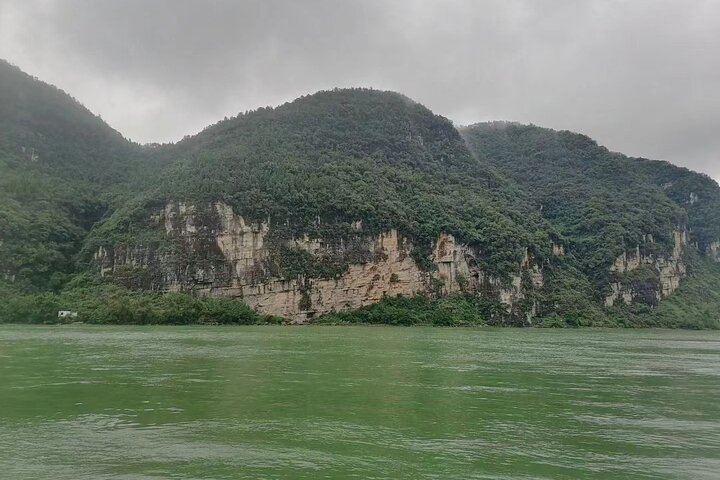 Tour privato di un giorno a Yichang alla grotta Sanyou e alla cascata Sanxia