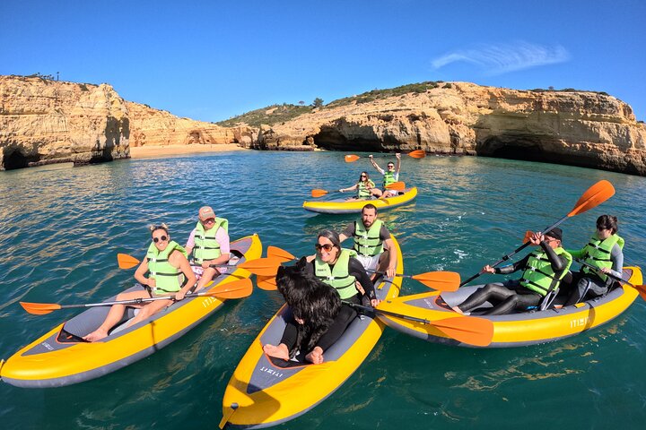 Excursion exclusive en kayak en petit groupe aux grottes de Benagil avec photos 4K
