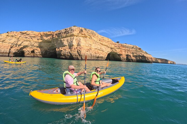 Excursion exclusive en kayak en petit groupe aux grottes de Benagil avec photos 4K