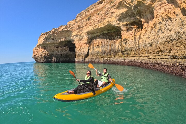 Excursion exclusive en kayak en petit groupe aux grottes de Benagil avec photos 4K