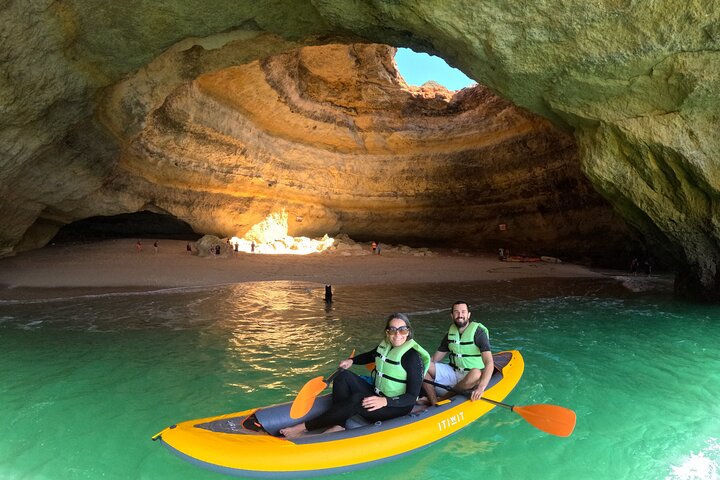 Excursion exclusive en kayak en petit groupe aux grottes de Benagil avec photos 4K