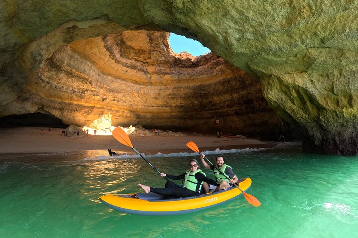 Excursion exclusive en kayak en petit groupe aux grottes de Benagil avec photos 4K