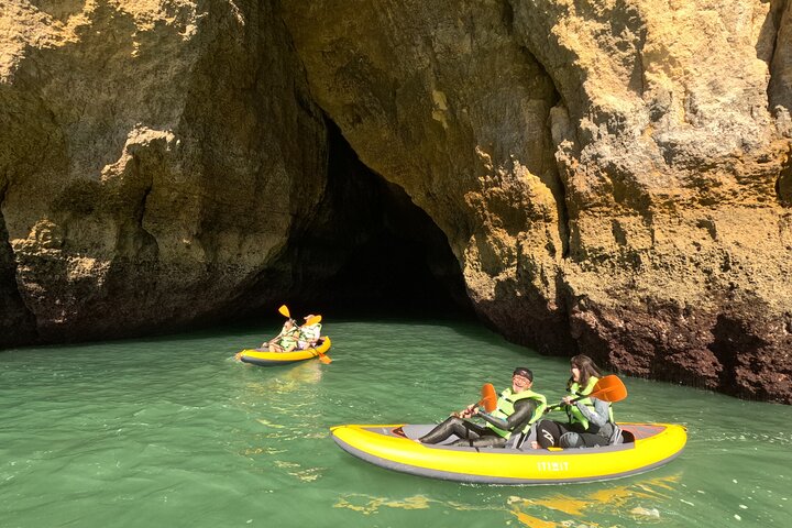 Excursion exclusive en kayak en petit groupe aux grottes de Benagil avec photos 4K