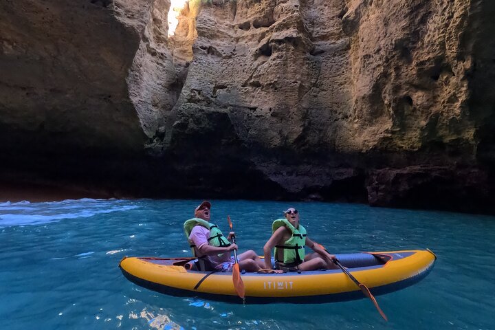 Excursion exclusive en kayak en petit groupe aux grottes de Benagil avec photos 4K