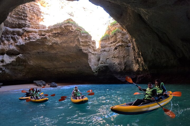 Excursion exclusive en kayak en petit groupe aux grottes de Benagil avec photos 4K