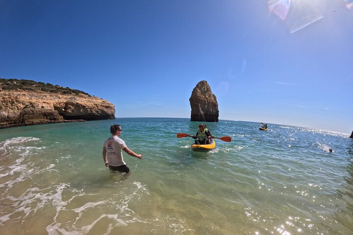 Excursion exclusive en kayak en petit groupe aux grottes de Benagil avec photos 4K