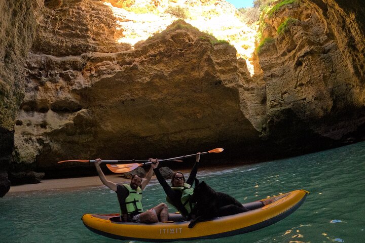 Excursion exclusive en kayak en petit groupe aux grottes de Benagil avec photos 4K