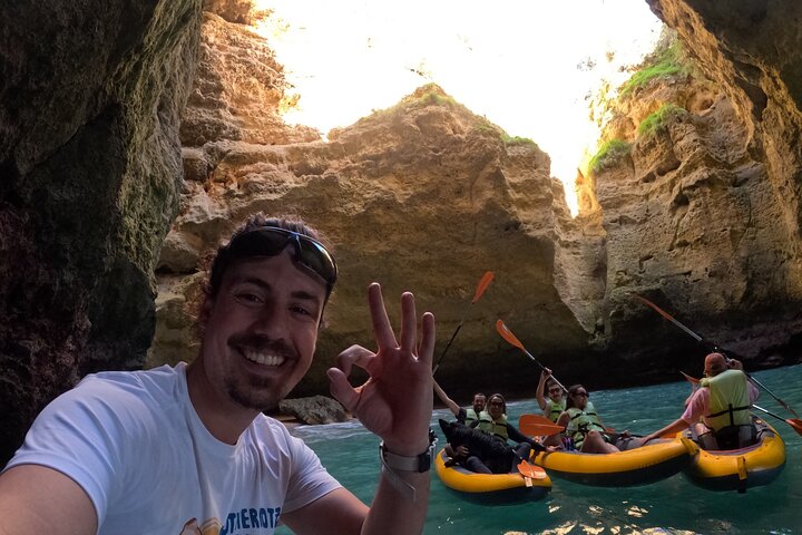 Excursion exclusive en kayak en petit groupe aux grottes de Benagil avec photos 4K