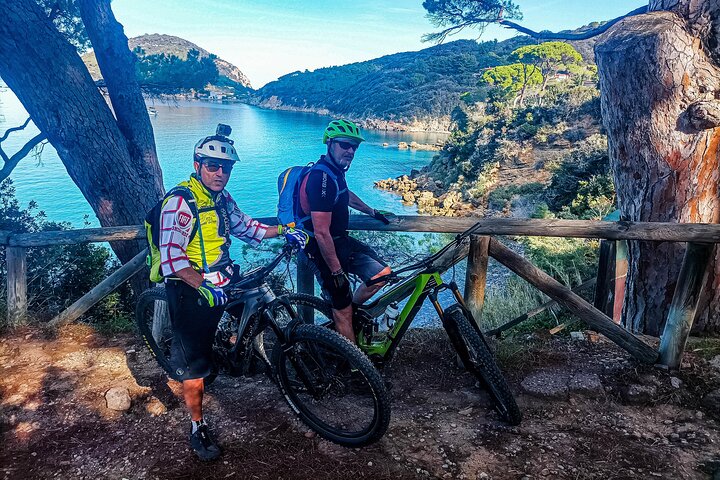 Experiência de bicicleta elétrica • Passeio por Portoferraio de bicicleta elétrica
