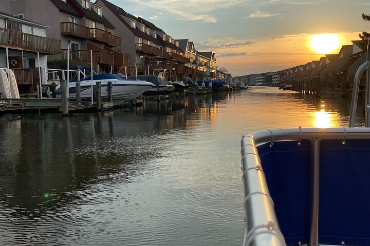 La croisière au coucher du soleil OC Bay Hopper part du centre-ville d'OC