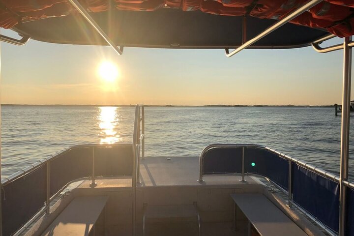 La croisière au coucher du soleil OC Bay Hopper part du centre-ville d'OC
