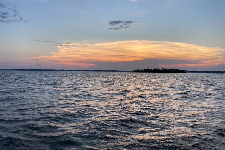 La croisière au coucher du soleil OC Bay Hopper part du centre-ville d'OC