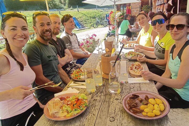 Passeio guiado de e-bike pelas pastagens alpinas em Salzkammergut