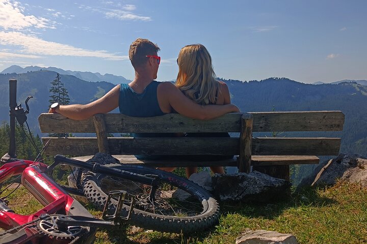 Passeio guiado de e-bike pelas pastagens alpinas em Salzkammergut