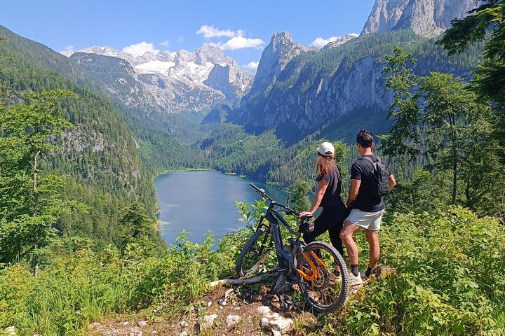Passeio guiado de e-bike pelas pastagens alpinas em Salzkammergut
