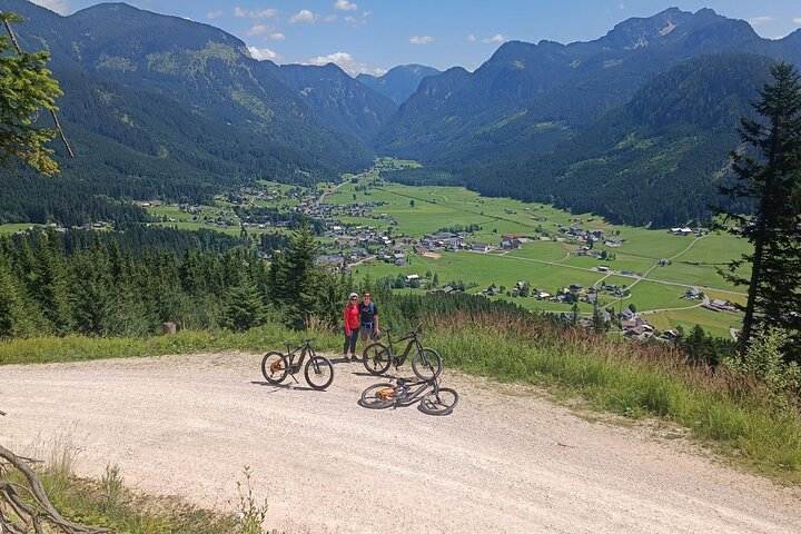 Passeio guiado de e-bike pelas pastagens alpinas em Salzkammergut