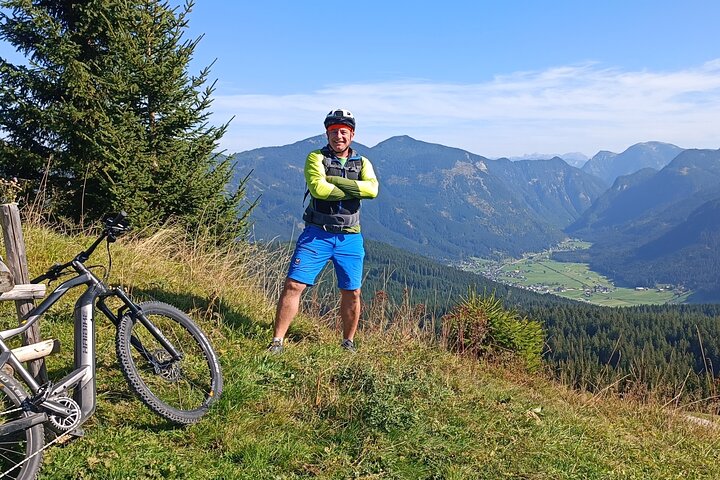 Passeio guiado de e-bike pelas pastagens alpinas em Salzkammergut