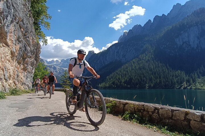 Passeio guiado de e-bike pelas pastagens alpinas em Salzkammergut
