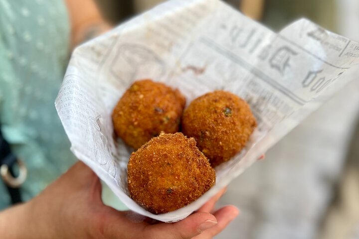 Palermo Food Tour : 10 + Proeverijen van Arancini, Cannoli, Wijn & Meer
