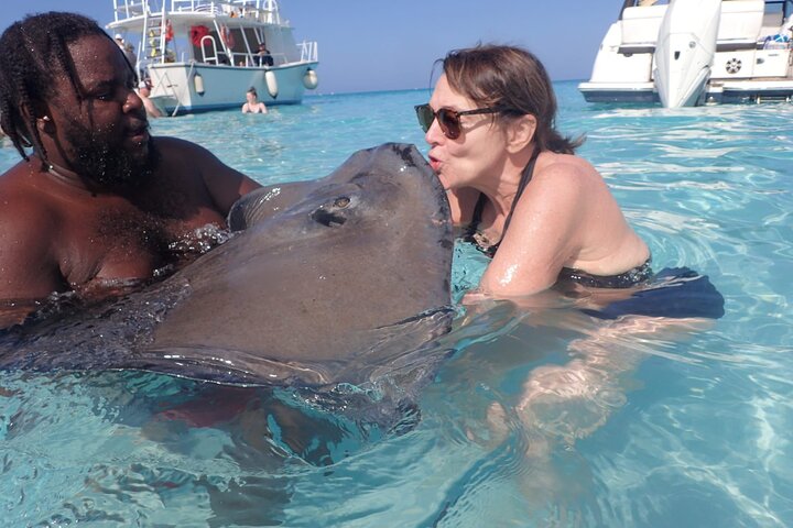 Stingray City, Star fish Point and Snorkeling Private Boat Tour