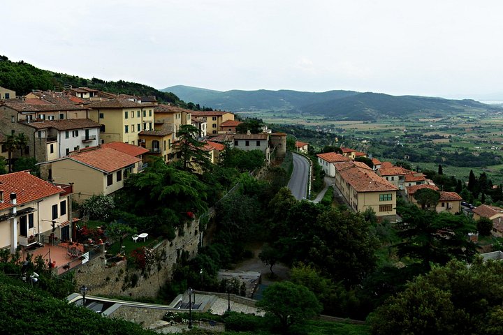 Tour privato a piedi di Cortona sotto il sole della Toscana