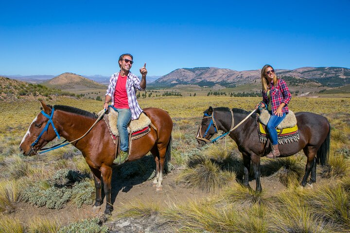 Paseos a caballo en Bariloche y tradicional recorrido por la barbacoa argentina