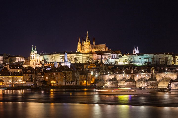 Prague Sightseeing Boat Cruise with Buffet Dinner