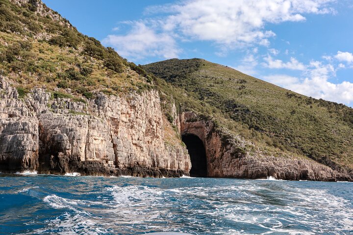 Excursion en bateau rapide à Karaburun, à la grotte Haxhi Ali et à l'île de Sazan