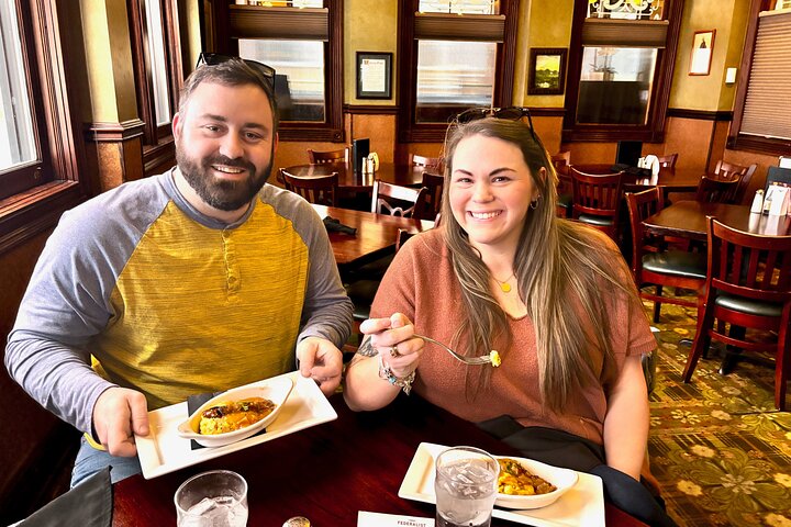Tour gastronómico en tranvía y mercado de Findlay con tours gastronómicos junto al río