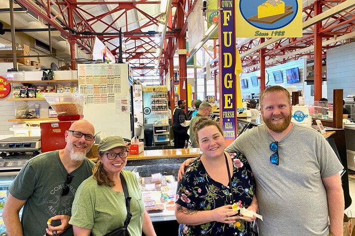 Tour gastronómico en tranvía y mercado de Findlay con tours gastronómicos junto al río