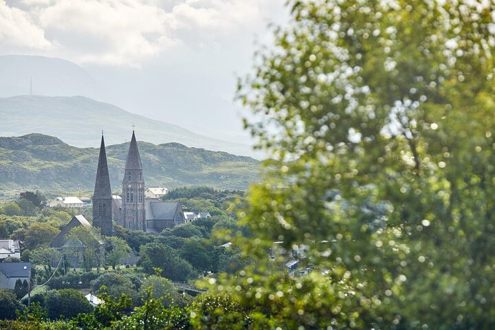 Privérondleiding door Galway op het kerkhof van Clifden Church
