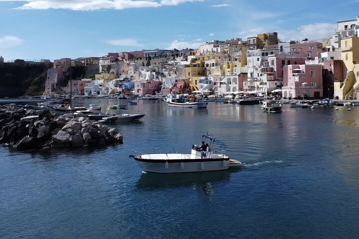 Procida : Excursion en bateau - Arrêts pour la baignade, la plongée avec tuba et la photographie sous-marine