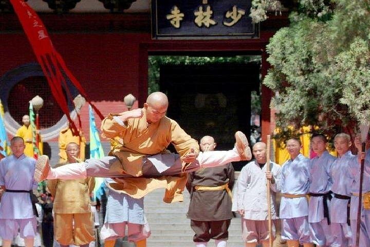 Private Luoyang Longmen Grottoes & Shaolin Temple Day Tour fra Luoyang