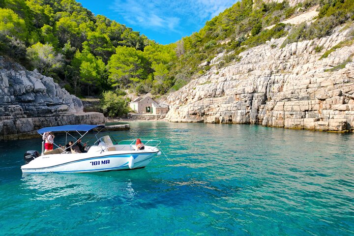 Makarska: 3-øy Speedboat Tour med Cave og Blue Lagoon