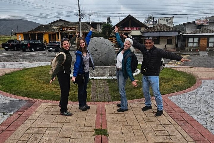 Otavalo-markt, kunst en muziek met het midden van de wereld (zonnewijzer)