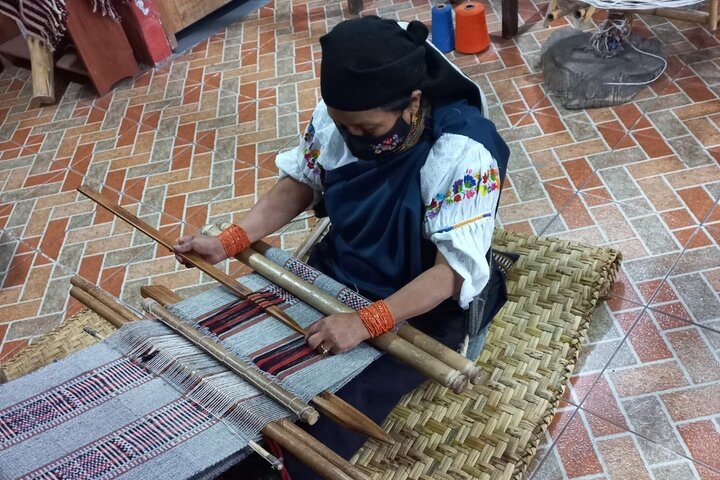 Otavalo-markt, kunst en muziek met het midden van de wereld (zonnewijzer)