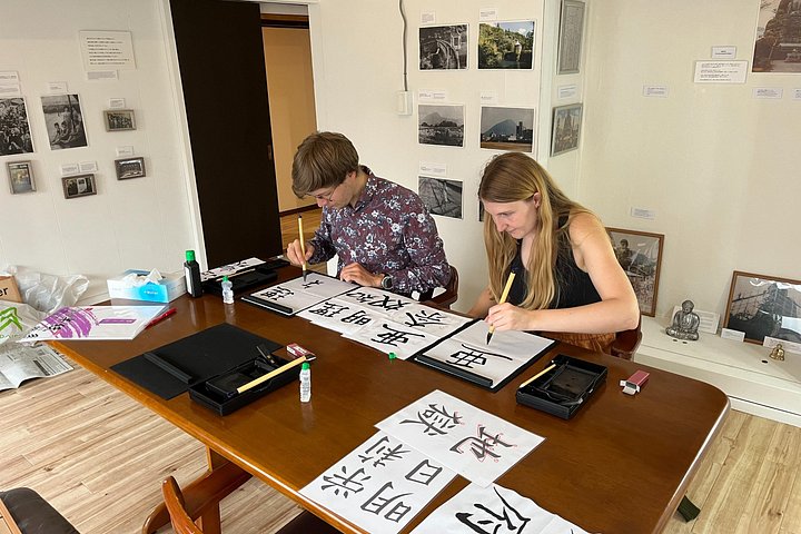 Kalligrafieles voor beginners in een eeuwenoud Japans huis