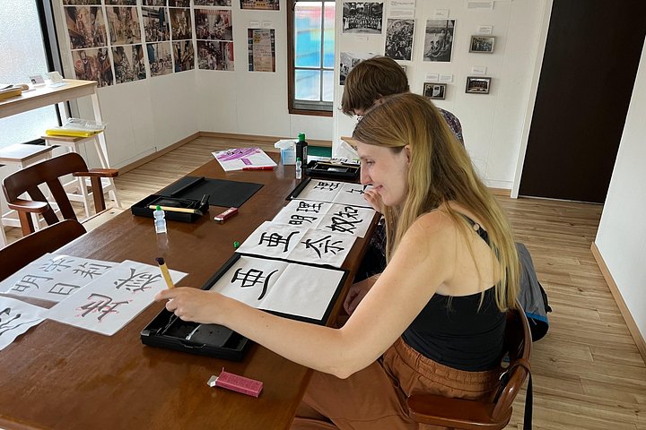 Kalligrafieles voor beginners in een eeuwenoud Japans huis