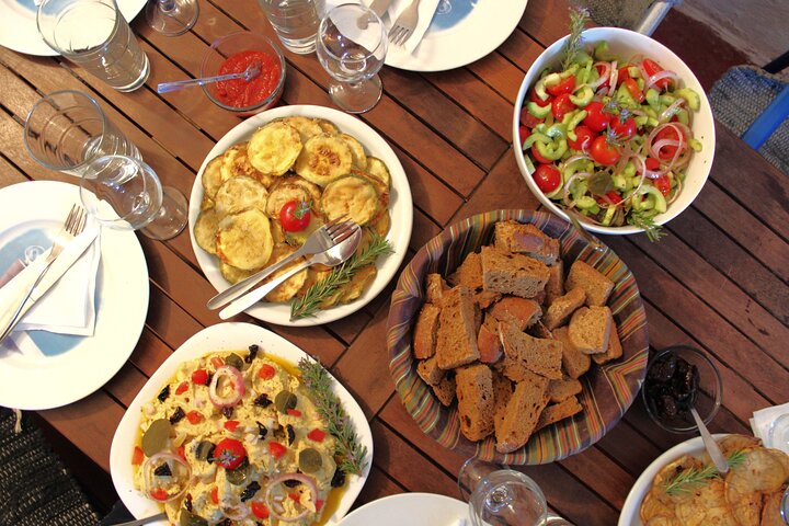 Excursão gastronômica e vinícola na fazenda familiar de Santorini com aula de culinária