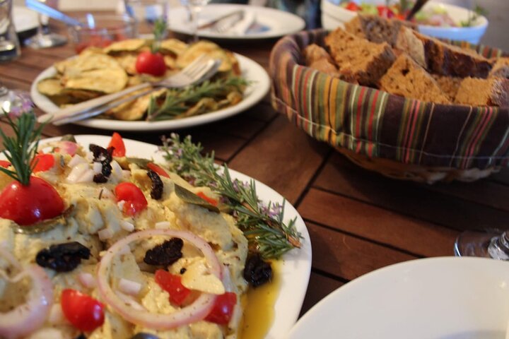 Excursão gastronômica e vinícola na fazenda familiar de Santorini com aula de culinária