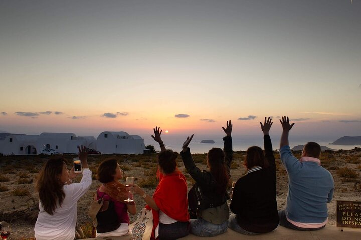 Excursão gastronômica e vinícola na fazenda familiar de Santorini com aula de culinária