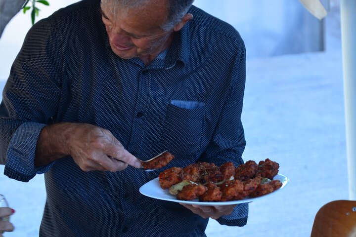 Excursão gastronômica e vinícola na fazenda familiar de Santorini com aula de culinária