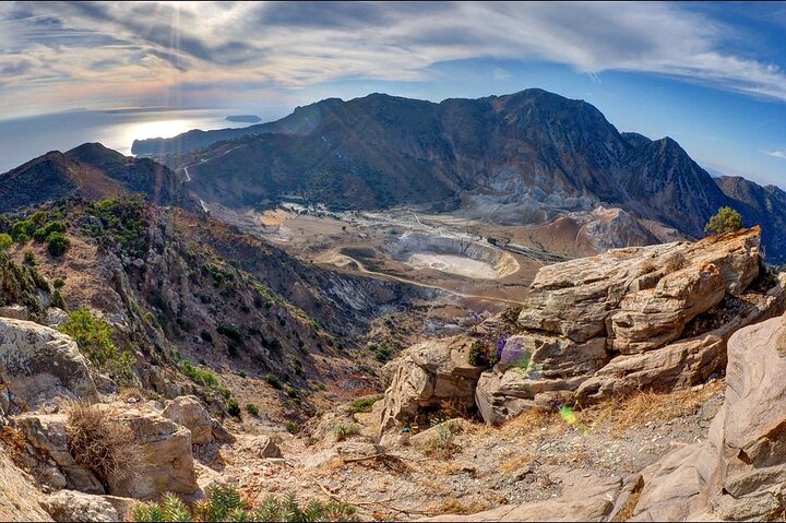 Descubra Nisyros y pase un día en el paraíso del Egeo