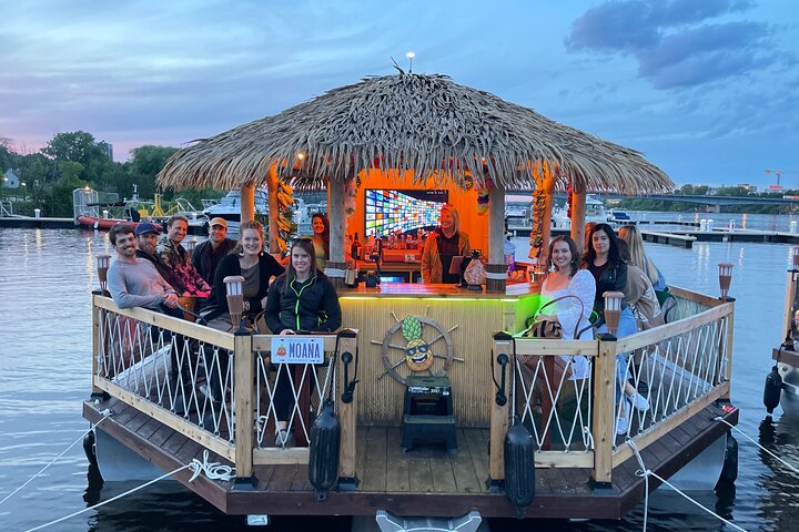 Moana galleggiante Tiki Bar sul fiume Ottawa (Ottawa PickUp)