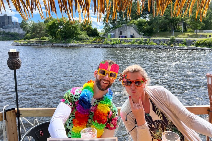 Moana galleggiante Tiki Bar sul fiume Ottawa (Ottawa PickUp)